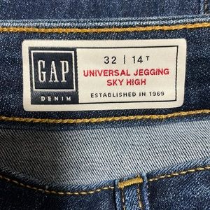 Gap 
Sky High Rise Universal Jegging with Secret Smoothing Pockets